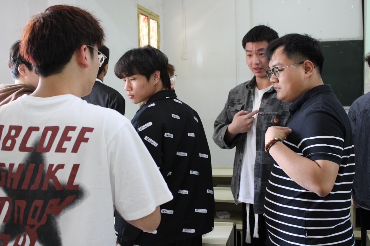 我校團(tuán)委舉辦第三期團(tuán)課結(jié)業(yè)典禮暨入團(tuán)儀式