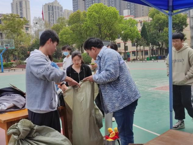 愛心物品傳遞，感恩氣息洋溢