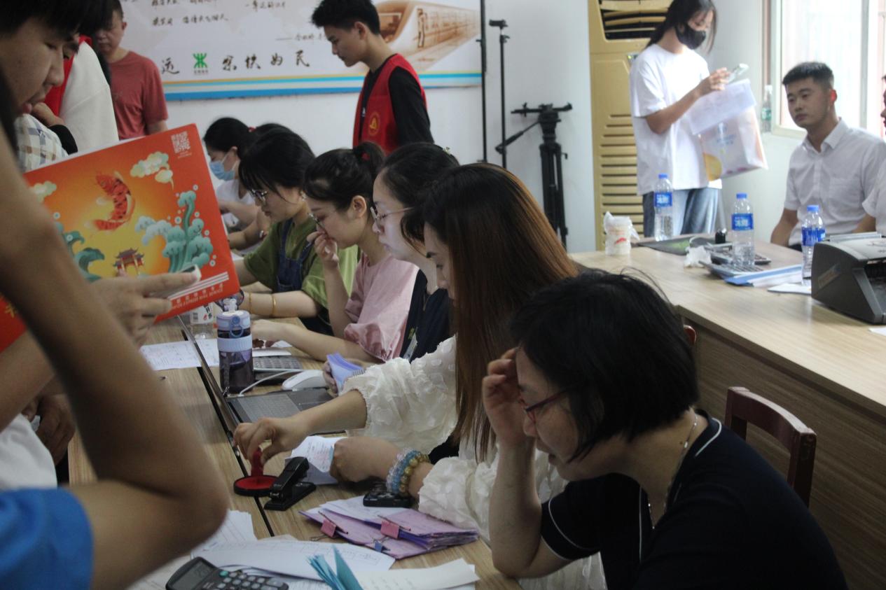 我校順利開展迎接2023級新生報道工作 我校順利開展迎接2023級新生報道工作