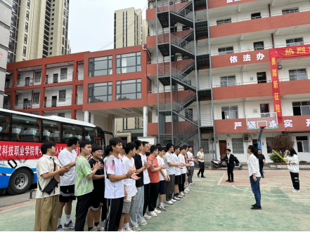 武科職學子開啟新征程：我院歡送學生赴企業(yè)實習就業(yè)！