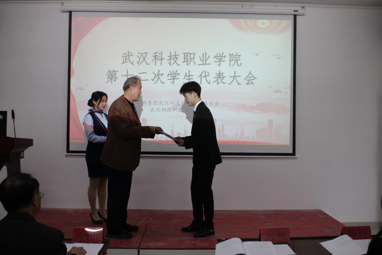 同心聚力學代會 逐夢青春向未來 ——我校第十二次學生代表大會勝利召開 同心聚力學代會 逐夢青春向未來 ——我校第十二次學生代表大會勝利召開