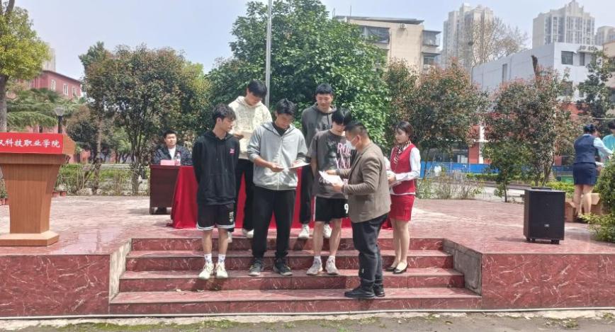 青春“籃”不住，熱血不止步 —武漢科技職業學院第十八屆“希望杯”籃球賽閉幕
