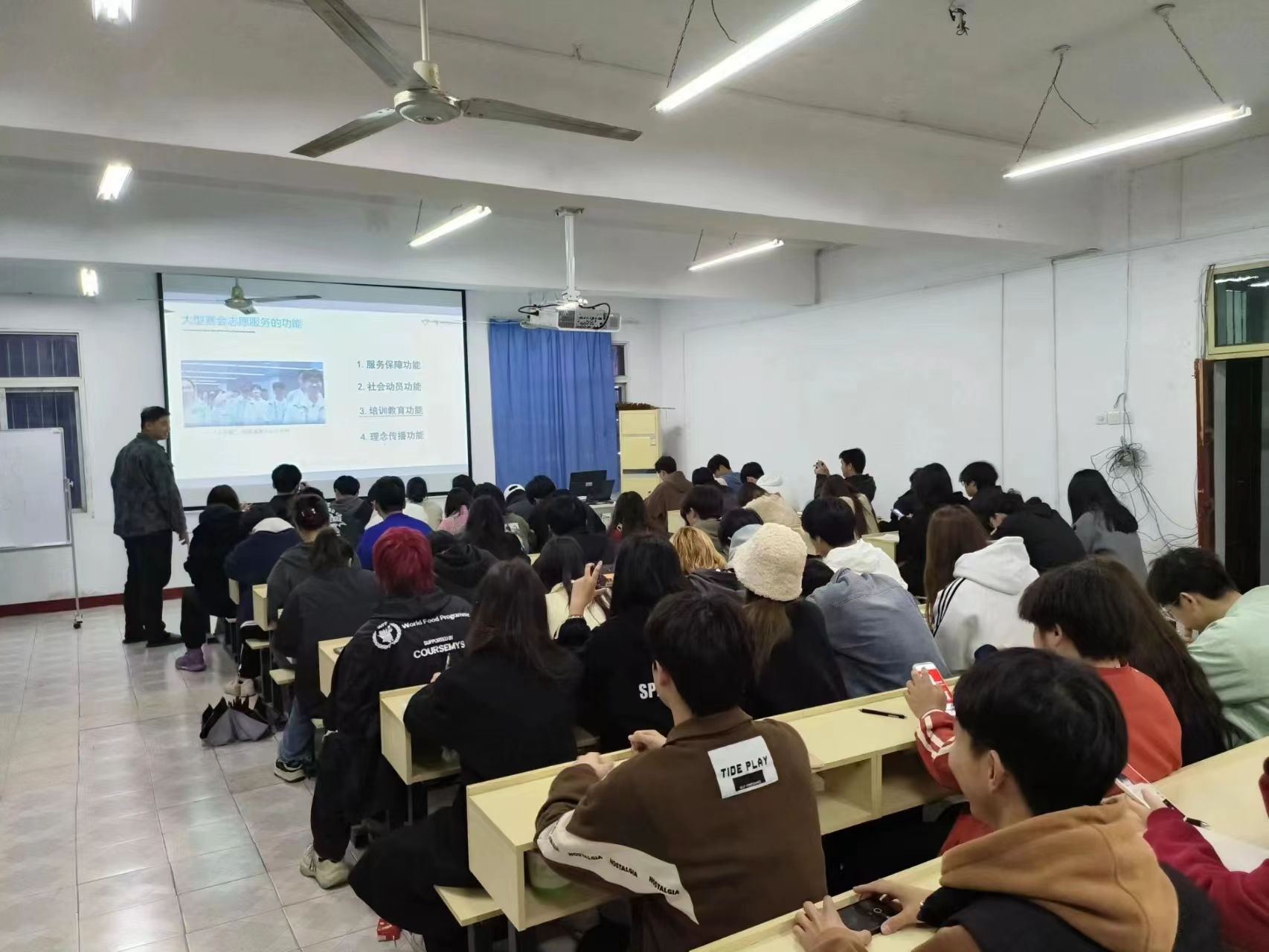 賡續雷鋒精神，爭做志愿先鋒