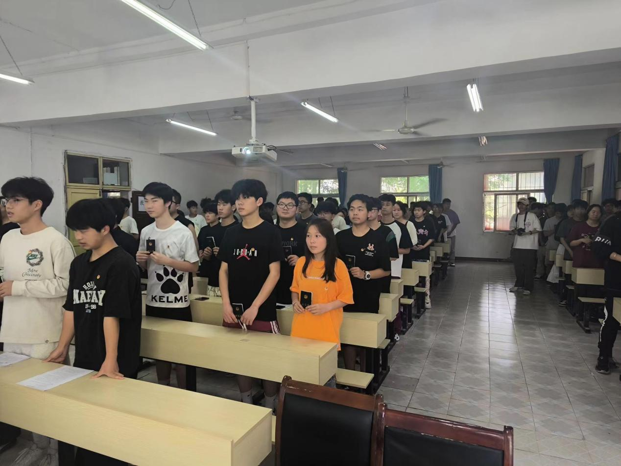 青春心向黨，奮斗新征程 ——武漢科技職業(yè)學(xué)院第五期團(tuán)課結(jié)業(yè)典禮暨入團(tuán)儀式