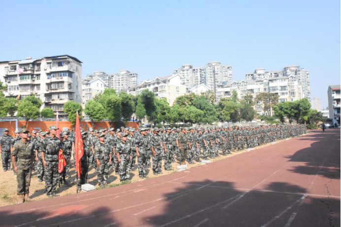 武漢科技職業學院舉行2024級新生開學典禮暨軍訓結營儀式