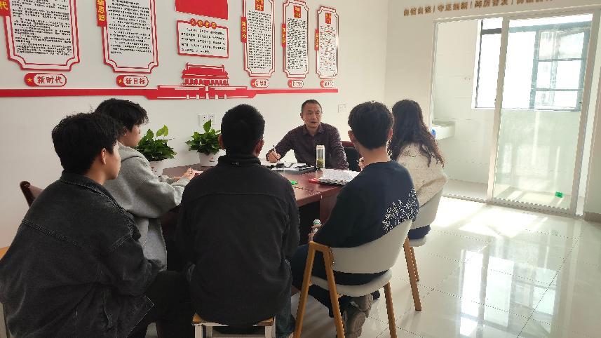 武漢科技職業學院黨委書記進學生社區 踐行中央八項規定精神 武漢科技職業學院黨委書記進學生社區 踐行中央八項規定精神