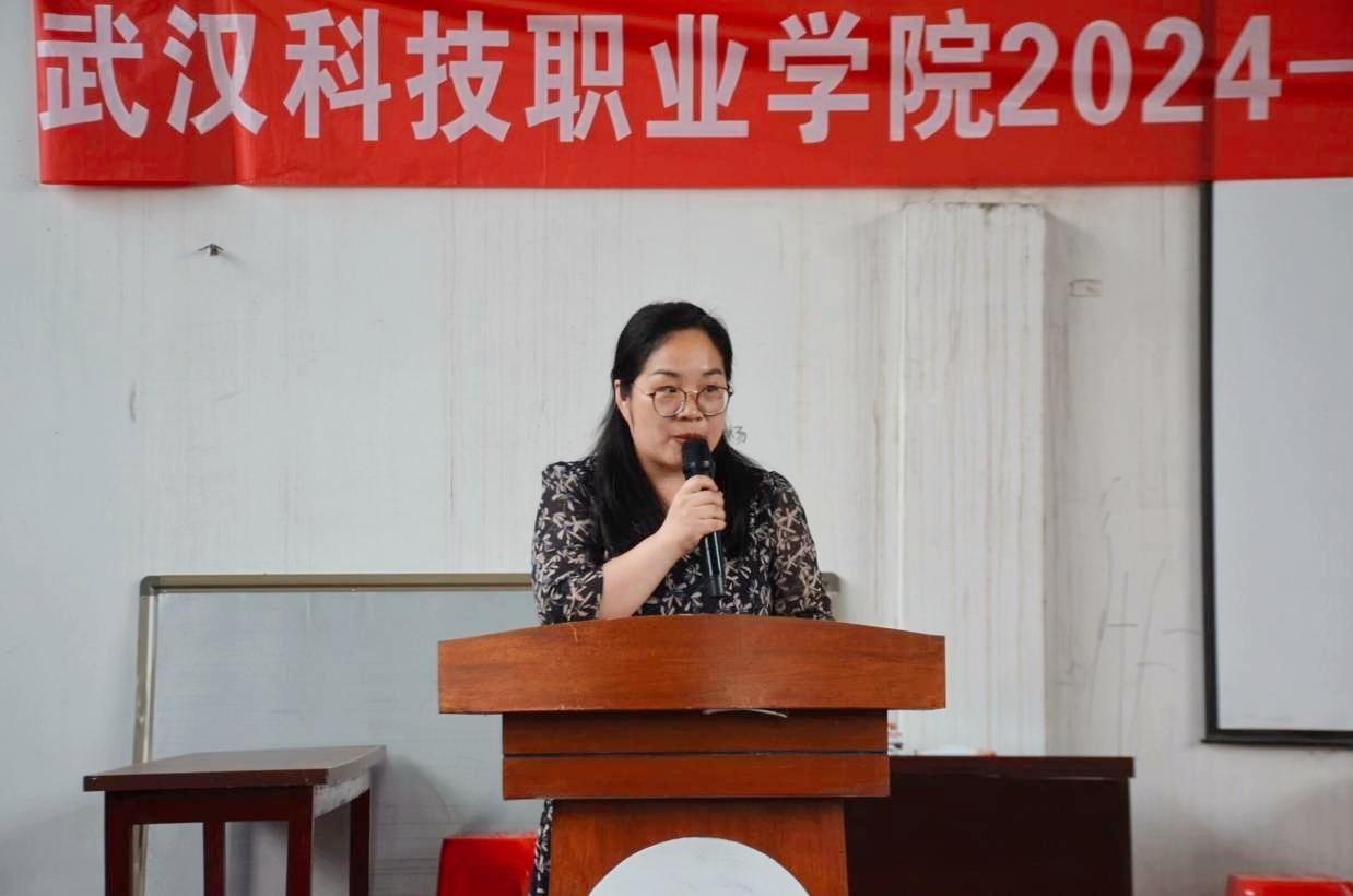 以青春之名，赴時代之約 ——武漢科技職業學院2024-2025學年“五四”表彰大會暨文藝匯演隆重舉辦