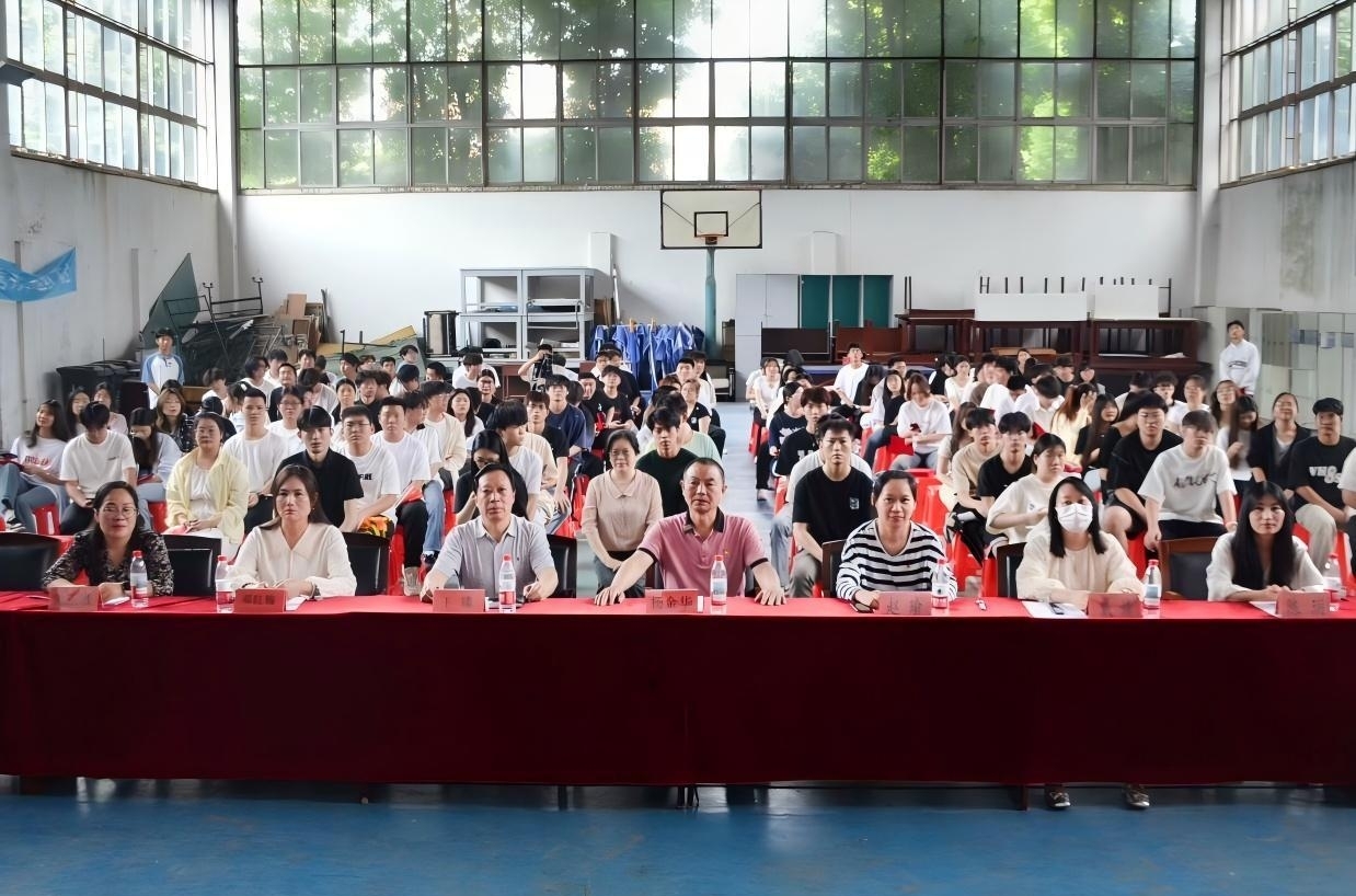 以青春之名，赴時代之約 ——武漢科技職業學院2024-2025學年“五四”表彰大會暨文藝匯演隆重舉辦