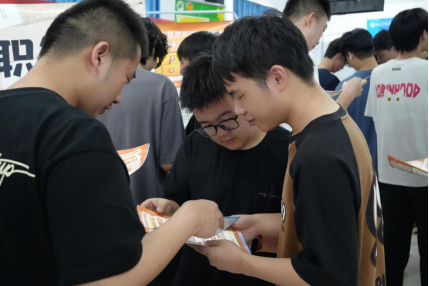畢業進行時，就業零距離:  武漢科技職業學院畢業證領取日巧設就業直通車