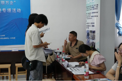畢業進行時，就業零距離:  武漢科技職業學院畢業證領取日巧設就業直通車