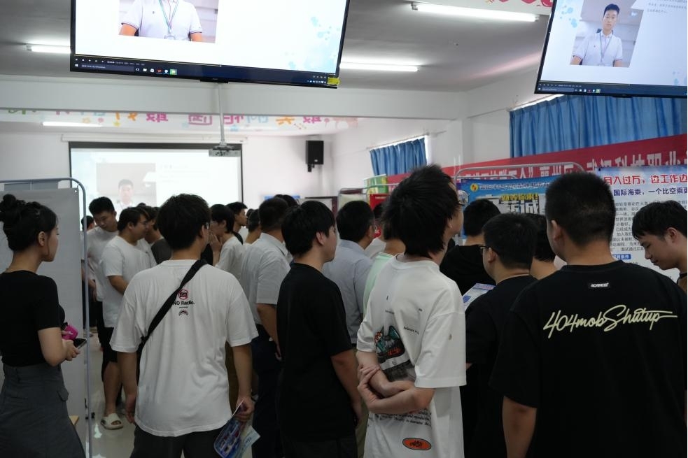 畢業進行時，就業零距離:  武漢科技職業學院畢業證領取日巧設就業直通車