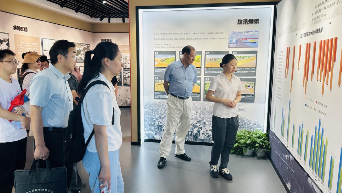 汲取防汛精神力量，共筑高校黨建新篇——武漢科技職業學院、武漢城市職業學院計算機與電子信息工程學院共赴武漢防汛紀念碑開展主題黨建活動