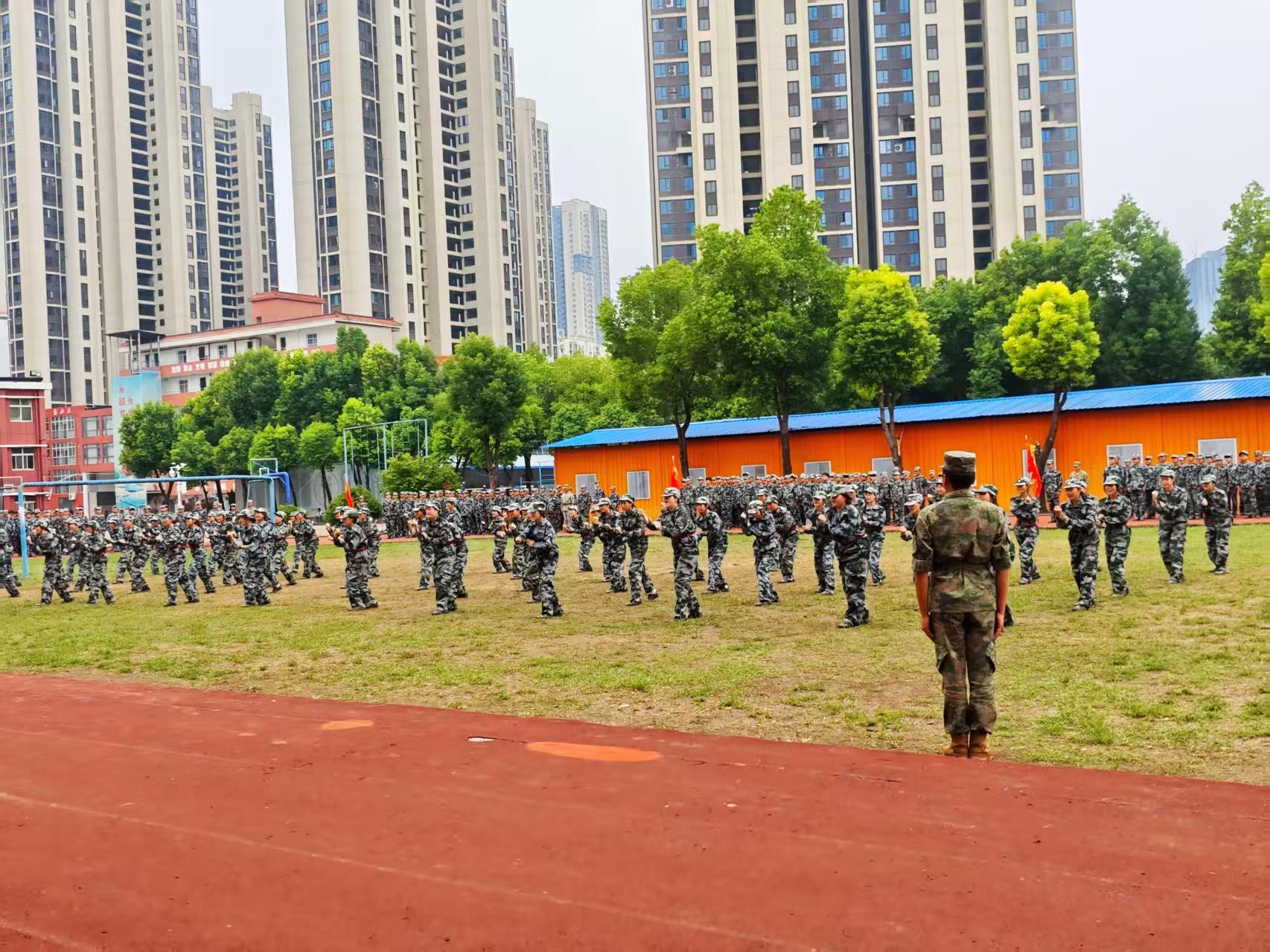 武漢科技職業學院隆重舉行2025級新生軍訓總結表彰大會