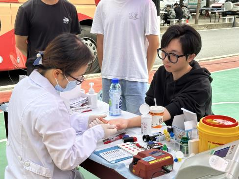 武漢科技職業學院學子踴躍獻血 以熱血青春傳遞愛心