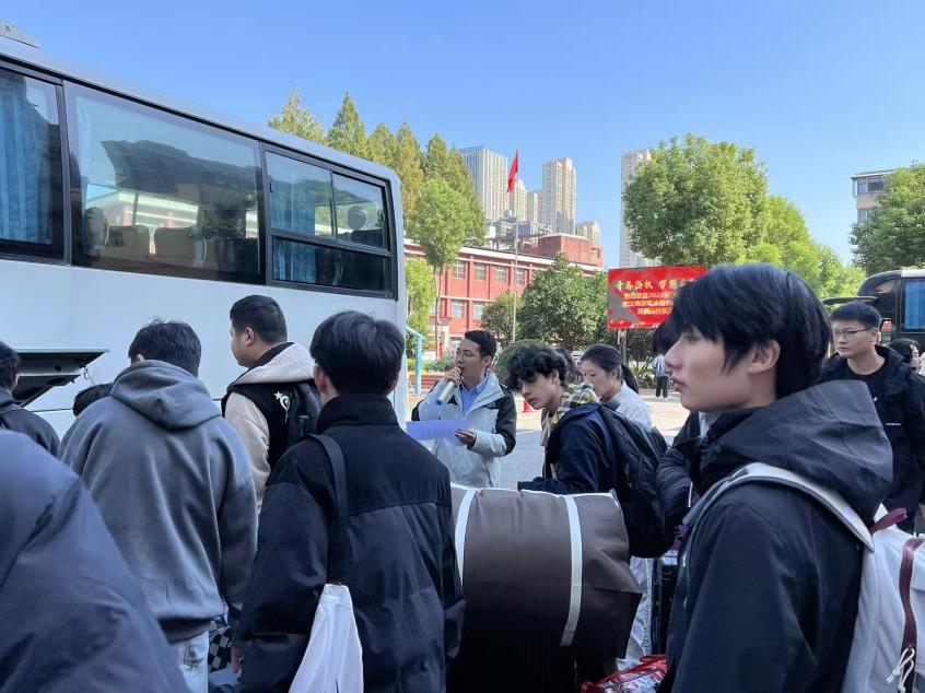黨建護航實習路 校企攜手啟新程—武漢科技職業學院52名學子赴武漢海爾電冰柜有限公司開展崗位實習