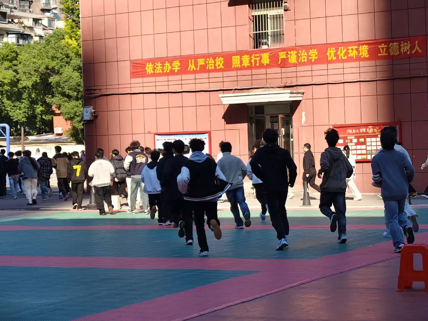 武漢科技職業學院開展消防安全專題培訓 暨實戰演練——筑牢校園安全防線