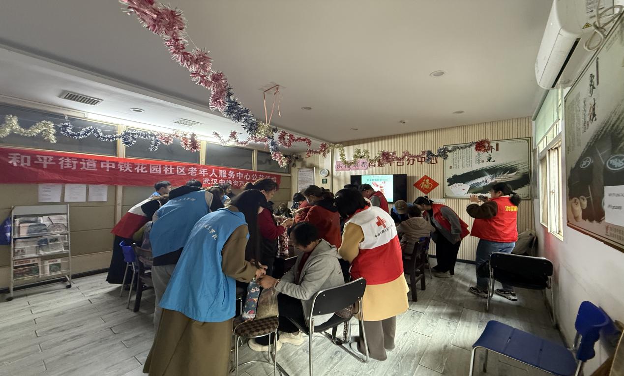 情暖重陽，枕護(hù)安康——武漢科技職業(yè)學(xué)院志愿者與長者共制艾草腰枕，樂享健康陽光
