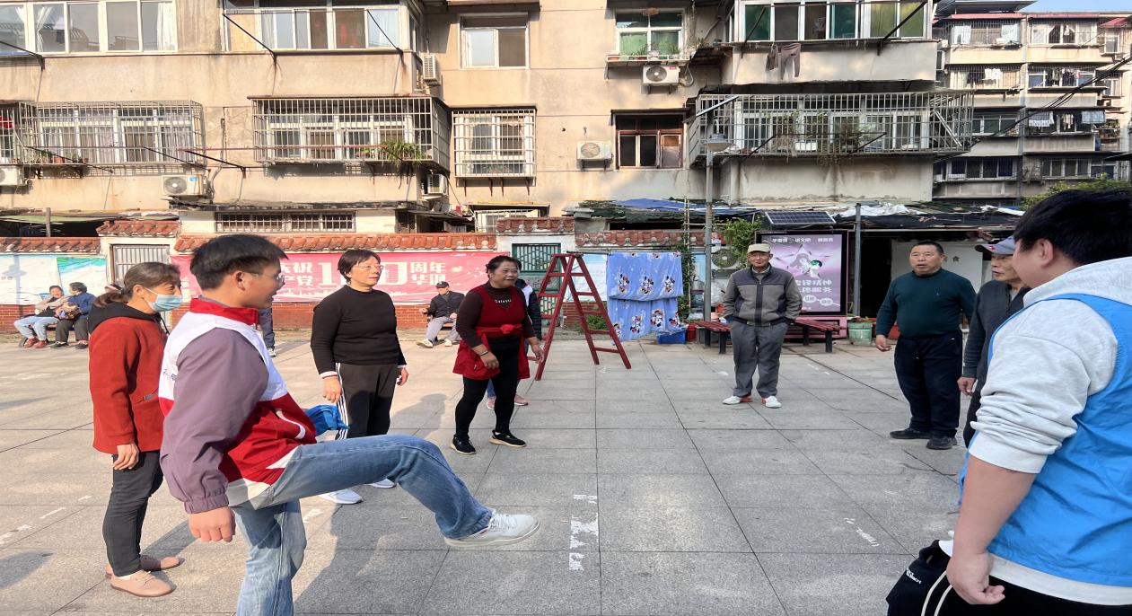 情暖重陽，枕護(hù)安康——武漢科技職業(yè)學(xué)院志愿者與長者共制艾草腰枕，樂享健康陽光