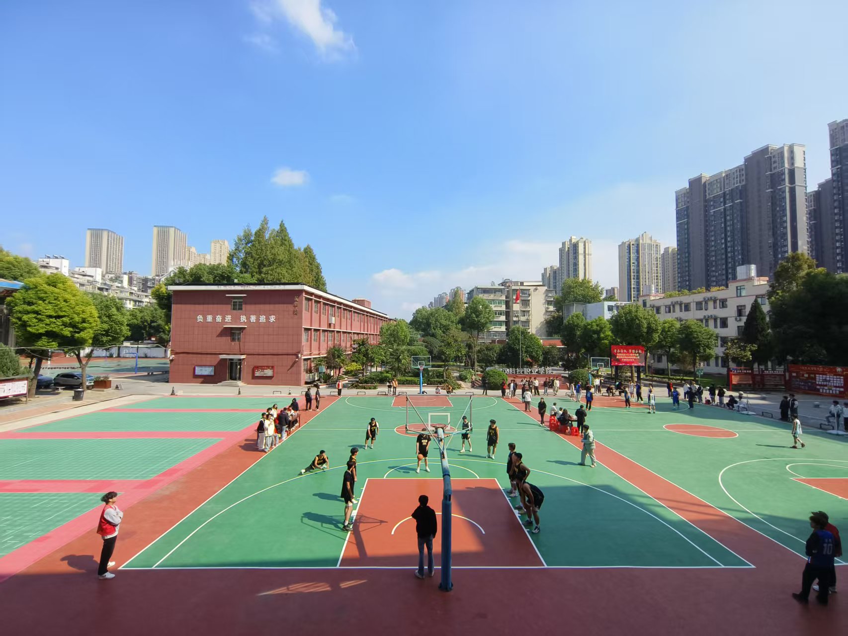 賽場燃情，以球會友！ 武漢科技職業學院第二十屆“希望杯”籃球賽精彩收官