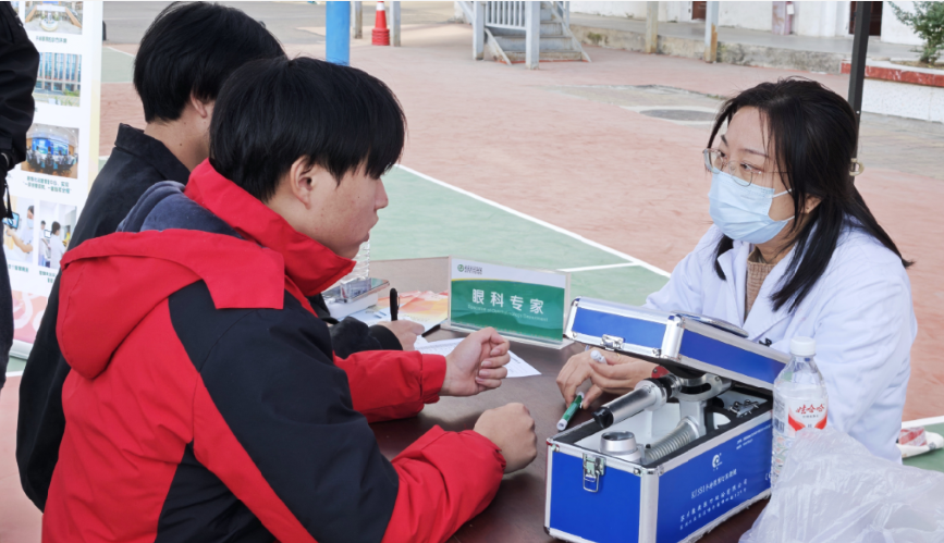 醫校協同，暖心護航 ——武漢科技職業學院攜手武漢市中心醫院開展“公益義診進校園”活動