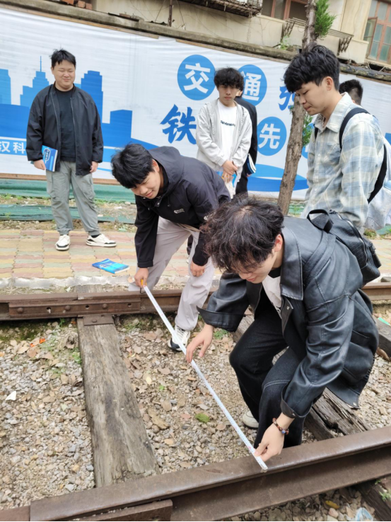 我院鐵道機車運用與維護專業(yè)開展《鐵道概論》課程實訓活動