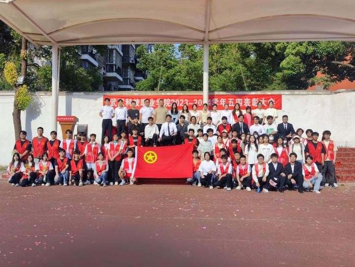 燃五四薪火，揚青春風采