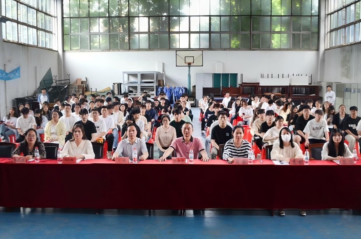 以青春之名，赴時代之約 ——武漢科技職業學院2024-2025學年“五四”表彰大會暨文藝匯演隆重舉辦