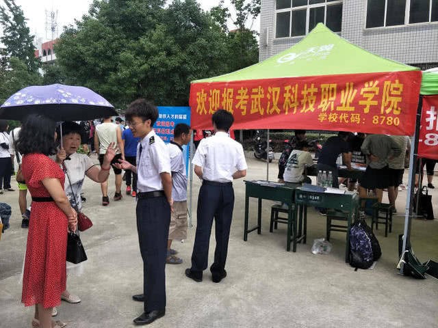媒體以“地鐵建設催生人才需求 軌道交通專業受熱捧”為題對我院招生進行報道