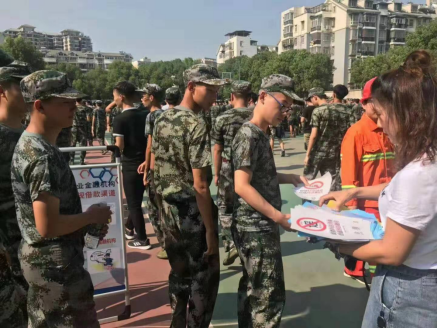 武科院開展“防范校園貸、套路貸宣傳進校園”活動 武科院開展“防范校園貸、套路貸宣傳進校園”活動