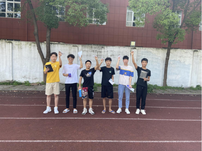 武漢科技職業(yè)學(xué)院成功舉辦了第四屆紙飛機比賽 武漢科技職業(yè)學(xué)院成功舉辦了第四屆紙飛機比賽