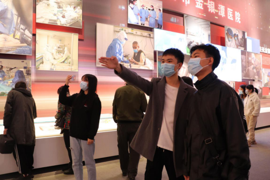人民至上,生命至上 我院組織黨員教職工及入黨積極分子 到武漢客廳參觀抗疫專題展覽 人民至上,生命至上 我院組織黨員教職工及入黨積極分子 到武漢客廳參觀抗疫專題展覽