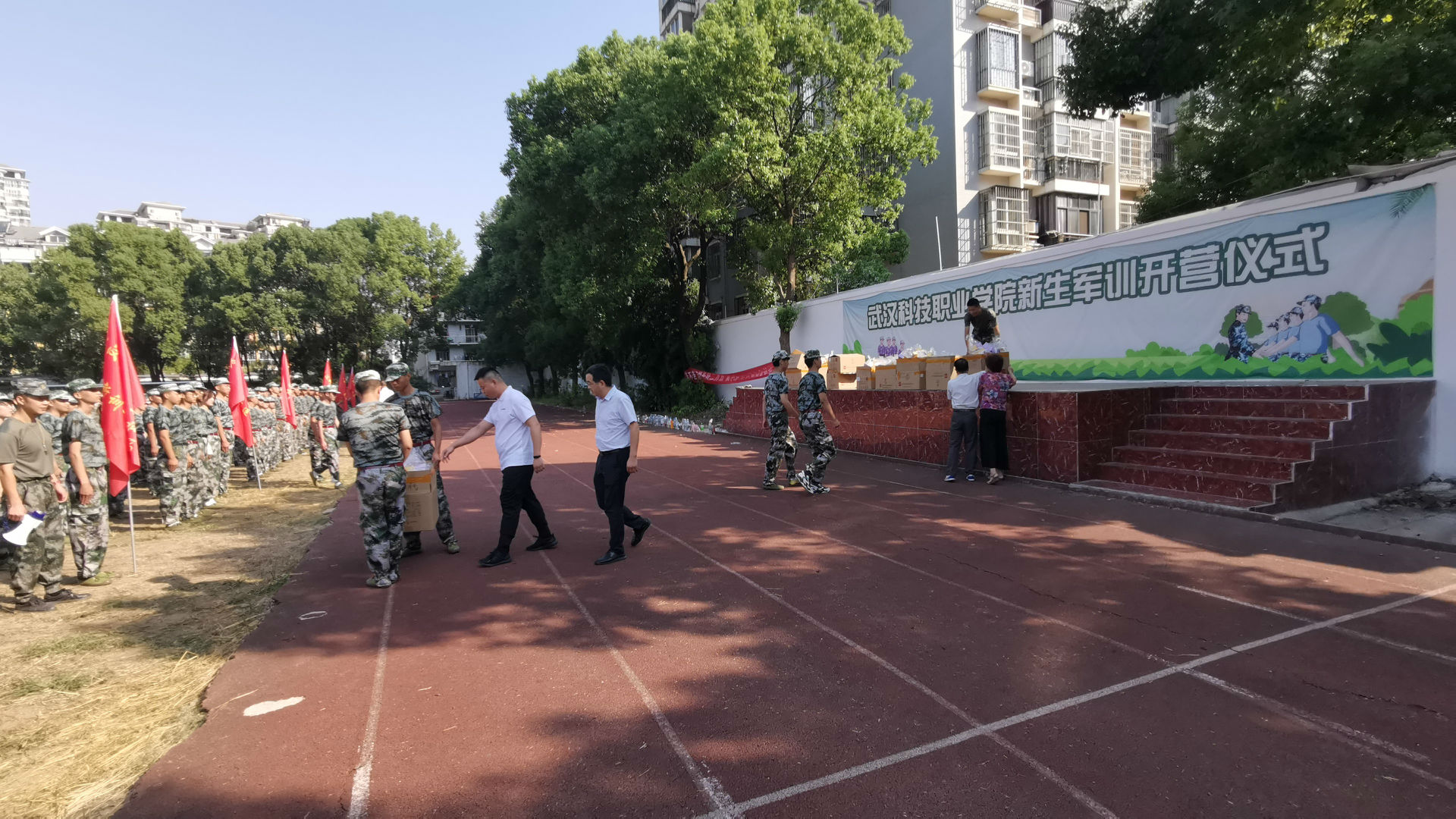 “濃情中秋,愛滿校園”我校為軍訓新生發放月餅 “濃情中秋,愛滿校園”我校為軍訓新生發放月餅