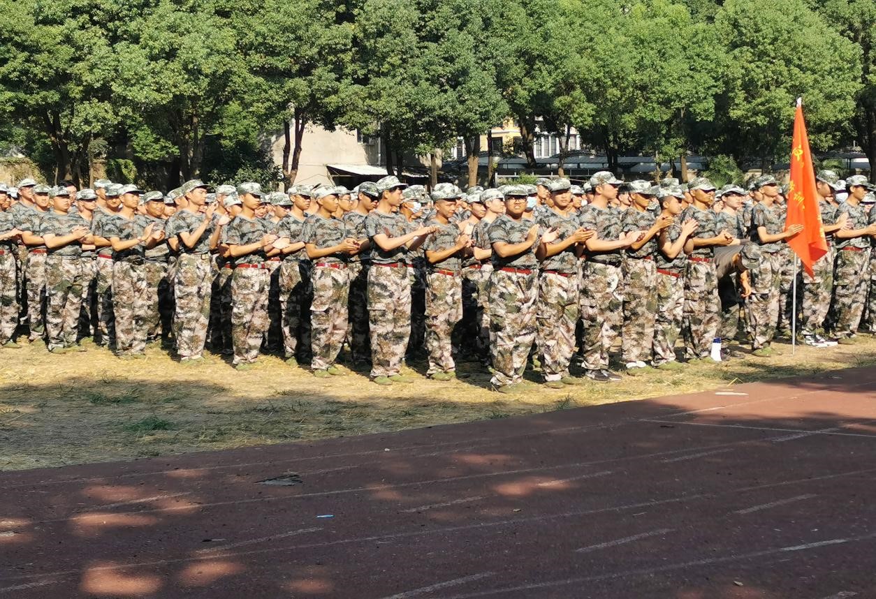 “濃情中秋,愛滿校園”我校為軍訓新生發放月餅 “濃情中秋,愛滿校園”我校為軍訓新生發放月餅