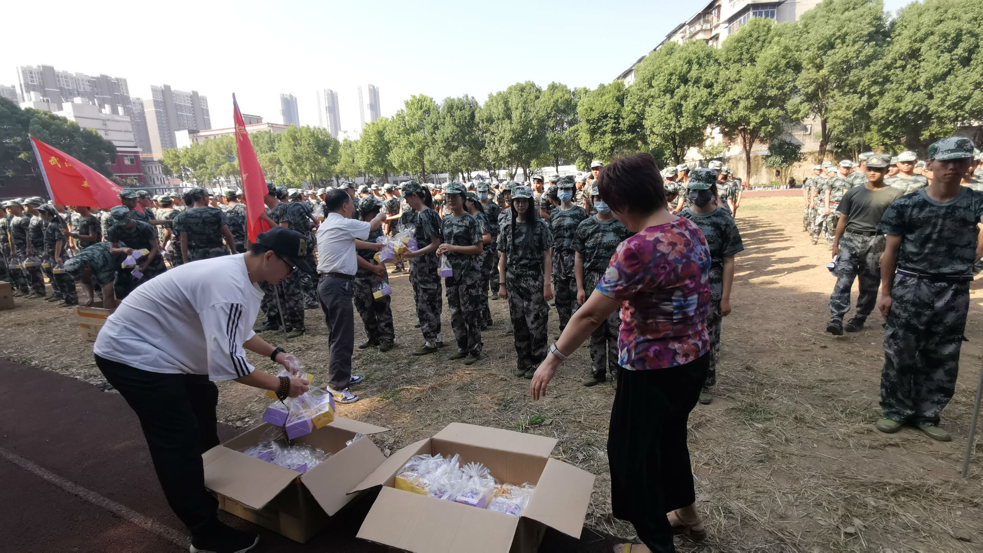“濃情中秋,愛滿校園”我校為軍訓新生發放月餅 “濃情中秋,愛滿校園”我校為軍訓新生發放月餅