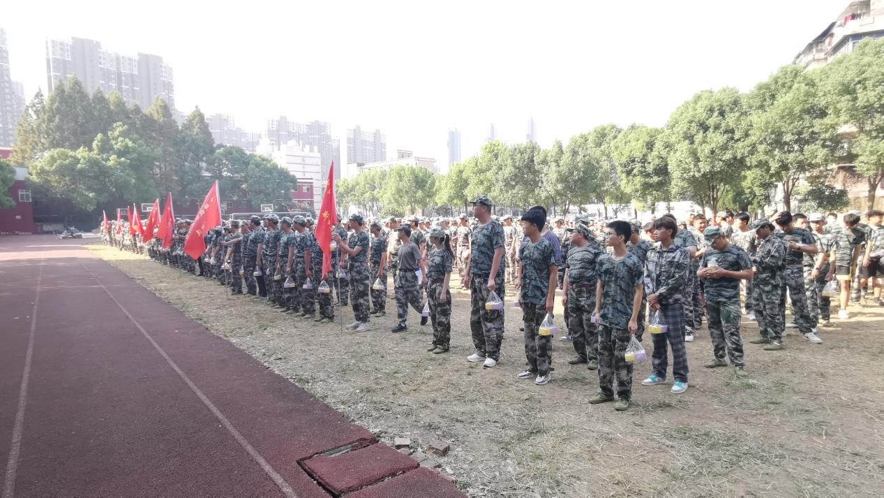 “濃情中秋,愛滿校園”我校為軍訓新生發放月餅 “濃情中秋,愛滿校園”我校為軍訓新生發放月餅